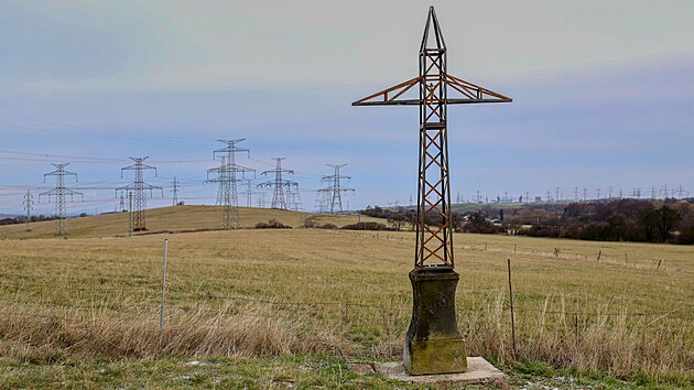 Dlo symbolizuje dialog mezi minulost a industriln realitou regionu.