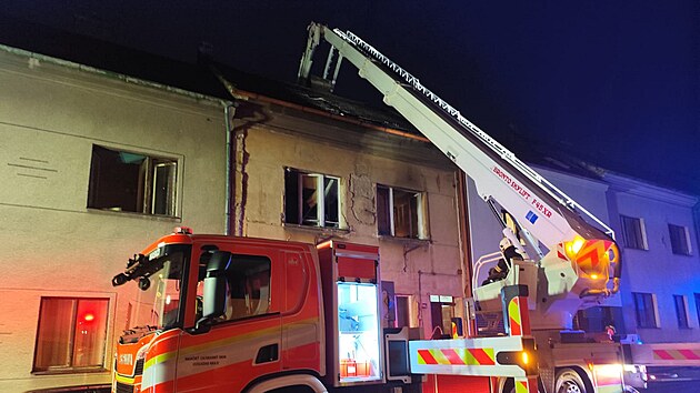 Při pátečním požáru v rodinném domě v Lounech zemřela žena