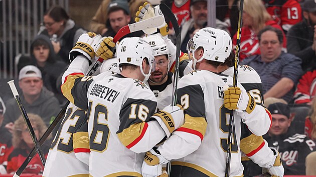 Kolegov� z Vegas gratuluj� Tom�i Hertlovi (48) k tref� proti New Jersey Devils.