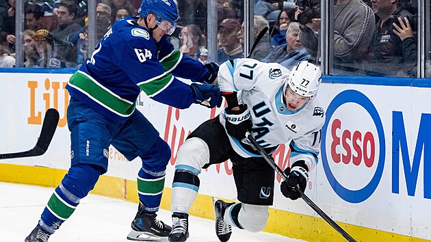 David K�mpf (64) z Vancouveru v kontaktu s JJ Peterkou z Utahu.