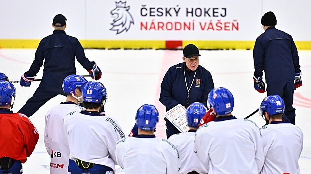 Radim Rul�k ud�l� pokyny hr���m na tr�ninku �esk� hokejov� reprezentace v Liberci.