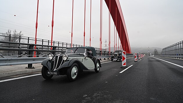 Silnii oteveli st dlninho seku D55 mezi Otrokovicemi a Napajedly. Jeho soust je uniktn erven most pipomnajc slavn Golden Gate Bridge. (9. prosince 2025)