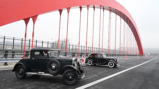 Silnii oteveli st dlninho seku D55 mezi Otrokovicemi a Napajedly. Jeho soust je uniktn erven most pipomnajc slavn Golden Gate Bridge. (9. prosince 2025)