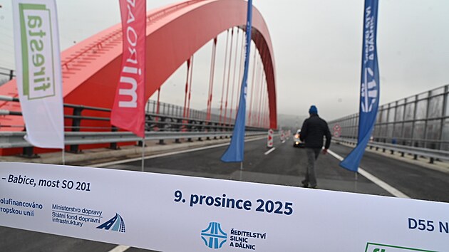 Silnii oteveli st dlninho seku D55 mezi Otrokovicemi a Napajedly. Jeho soust je uniktn erven most pipomnajc slavn Golden Gate Bridge. (9. prosince 2025)