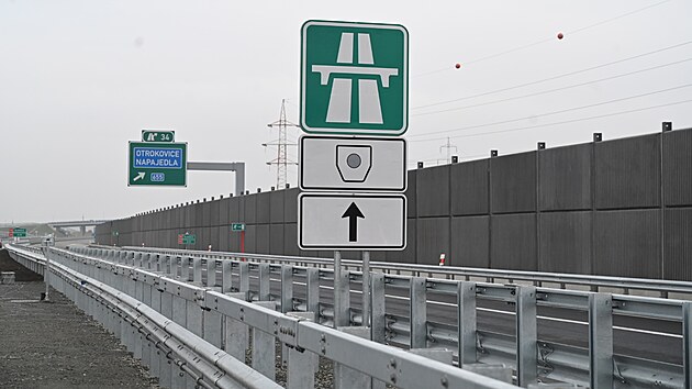 Silnii oteveli st dlninho seku D55 mezi Otrokovicemi a Napajedly. Jeho soust je uniktn erven most pipomnajc slavn Golden Gate Bridge. (9. prosince 2025)