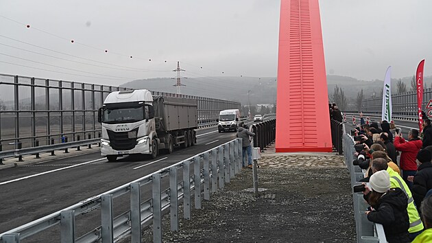 Silnii oteveli st dlninho seku D55 mezi Otrokovicemi a Napajedly. Jeho soust je uniktn erven most pipomnajc slavn Golden Gate Bridge. (9. prosince 2025)
