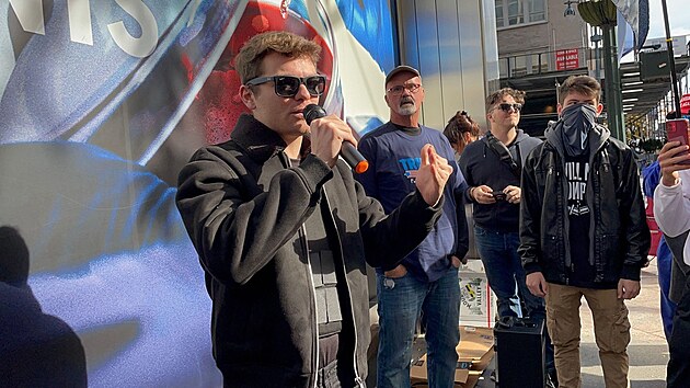 Hitler byl hustej, tvrdí aktivista, který by vzal ženám volební právo a nikdy neměl sex