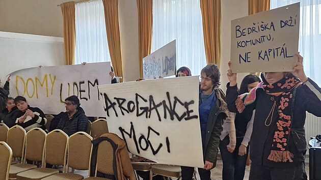 Podporovatel� bouran� kolonie Bed�i�ka v Ostrav� p�i protestu na jedn�n� zastupitelstva obvodu Mari�nsk� Hory a Hulv�ky. (8. prosince 2025)