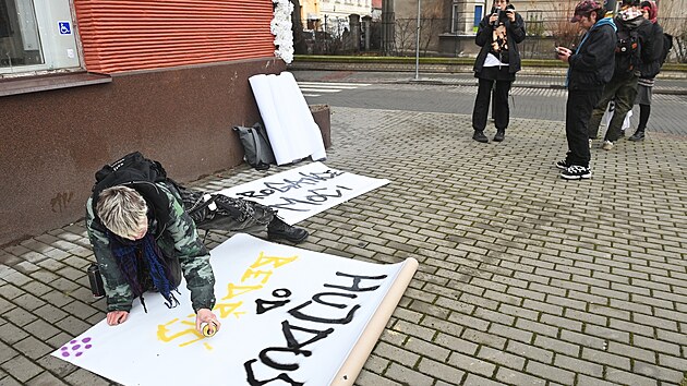 Podporovatel� kolonie Bed�i�ka p�ipravuj� transparenty na jedn�n� zastupitelstva ostravsk�ho obvodu Mari�nsk� Hory a Hulv�ky. (8. prosince 2025)