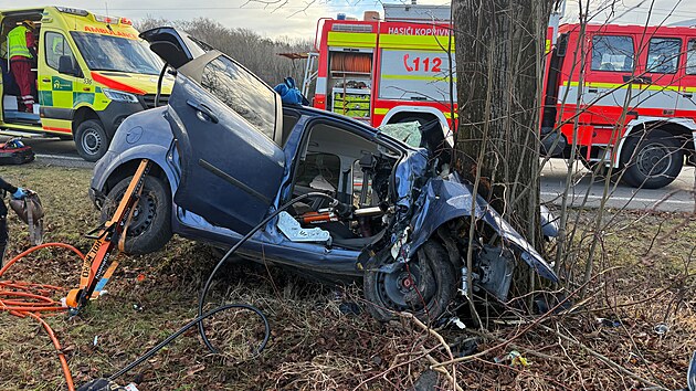 Vn dopravn nehoda u enklavy na Novojinsku, kterou podle svdectv astnk zavinil jin idi a ujel. V automobilu ford se zranili dva senioi. (7. prosince 2025)