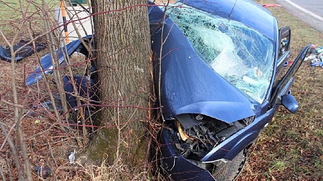Vn dopravn nehoda u enklavy na Novojinsku, kterou podle svdectv astnk zavinil jin idi a ujel. V automobilu ford se zranili dva senioi. (7. prosince 2025)