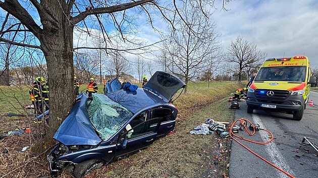 Vn dopravn nehoda u enklavy na Novojinsku, kterou podle svdectv astnk zavinil jin idi a ujel. V automobilu ford se zranili dva senioi. (7. prosince 2025)