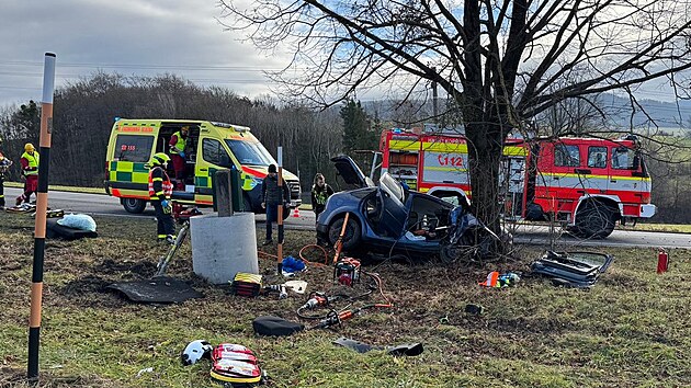 Vn dopravn nehoda u enklavy na Novojinsku, kterou podle svdectv astnk zavinil jin idi a ujel. V automobilu ford se zranili dva senioi. (7. prosince 2025)