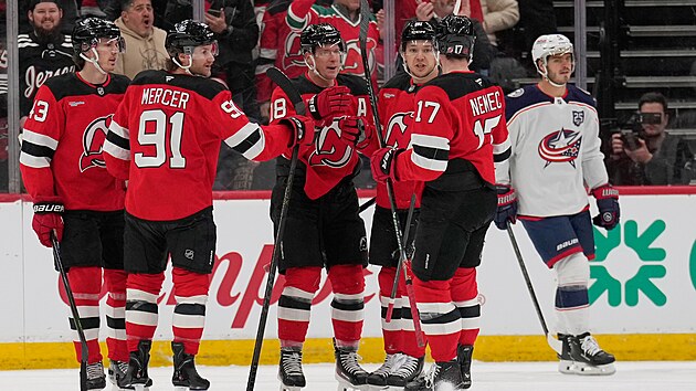 Ond�ej Pal�t (uprost�ed) slav� se spoluhr��i branku.