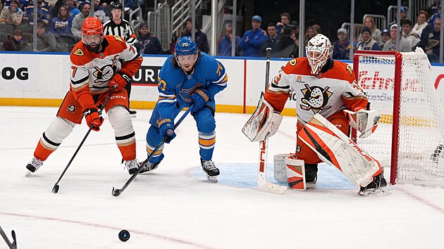 Oskar Sundqvist a Radko Gudas sleduj� puk p�ed brankou Villeho Hussa.