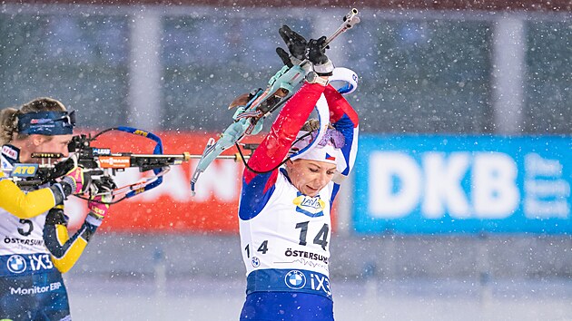Lucie Charvátová po střelbě vestoje během stíhacího závodu v Östersundu.