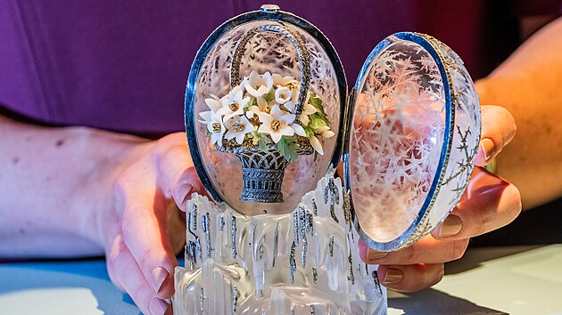 Faberg�ho Zimn� vejce vydra�ili v lond�nsk� auk�n� s�ni Christie�s. (27. listopadu 2025)