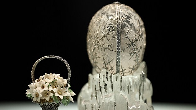 Faberg�ho Zimn� vejce vydra�ili v lond�nsk� auk�n� s�ni Christie�s. (27. listopadu 2025)