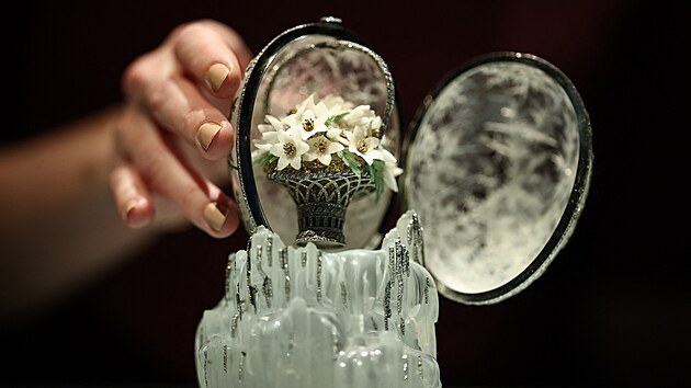 Faberg�ho Zimn� vejce vydra�ili v lond�nsk� auk�n� s�ni Christie�s. (27. listopadu 2025)