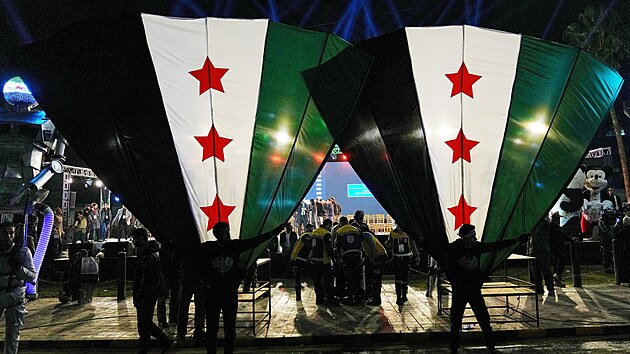 Sy�an� si p�ipom�naj� prvn� v�ro�� p�du dikt�tora Ba��ra Asada. Sn�mek poch�z� z Dama�ku. (8. prosince 2025)