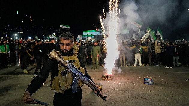 Sy�an� si p�ipom�naj� prvn� v�ro�� p�du dikt�tora Ba��ra Asada. Sn�mek poch�z� z Dama�ku. (8. prosince 2025)