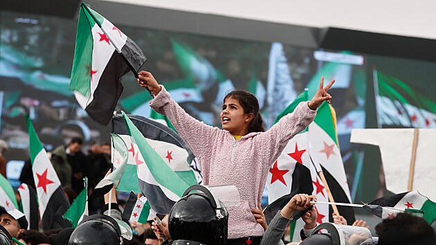 Sy�an� si p�ipom�naj� prvn� v�ro�� p�du dikt�tora Ba��ra Asada. Sn�mek poch�z� z Dama�ku. (8. prosince 2025)