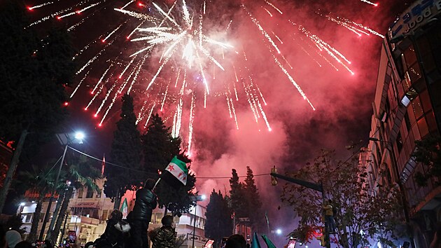 Sy�an� si p�ipom�naj� prvn� v�ro�� p�du dikt�tora Ba��ra Asada. Sn�mek poch�z� z Homsu. (8. prosince 2025)