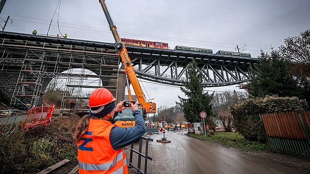 P�i z�t�ov�ch zkou�k�ch vjely na �elezni�n� most p�es Lu�nici lokomotiva a dva vagony. (8. prosince 2025)