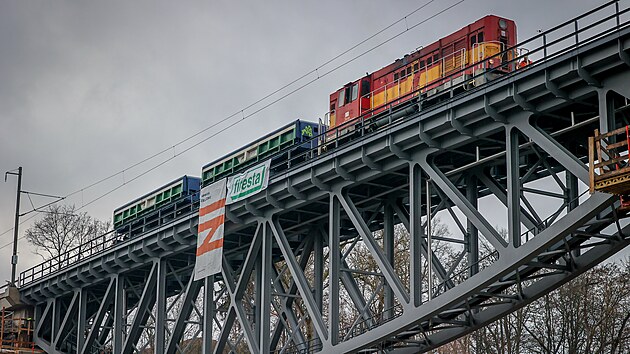 P�i z�t�ov�ch zkou�k�ch vjely na �elezni�n� most p�es Lu�nici lokomotiva a dva vagony. (8. prosince 2025)