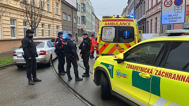 V Mosteck ulici v Brn zemela po napaden noem ena. Podezelho policist zadreli, s obt se podle nich znal. (8. prosince 2025)
