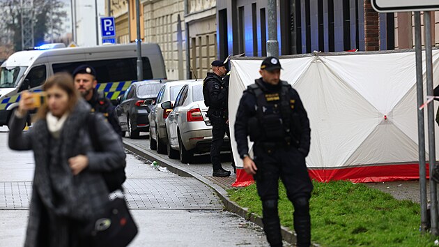 V Mosteck ulici v Brn zemela po napaden noem ena. Podezelho policist zadreli, s obt se podle nich znal. (8. prosince 2025)