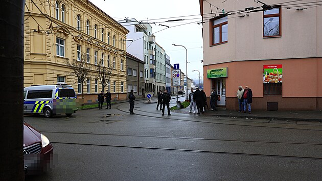 V Mosteck ulici v Brn zemela po napaden noem ena. Podezelho policist zadreli, s obt se podle nich znal. (8. prosince 2025)