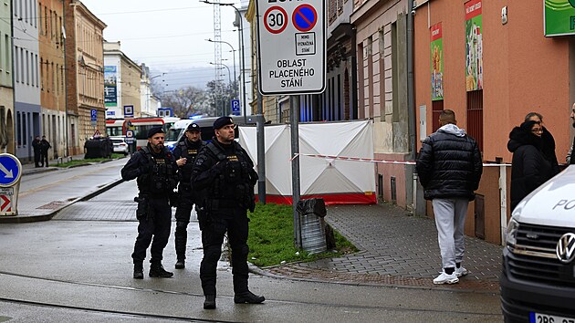 V Mosteck ulici v Brn zemela po napaden noem ena. Podezelho policist zadreli, s obt se podle nich znal. (8. prosince 2025)