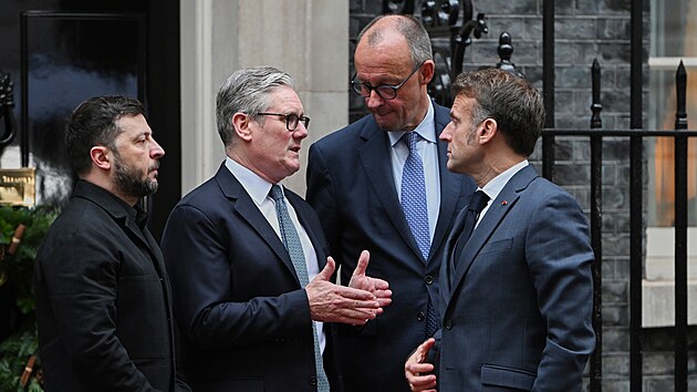 Ukrajinsk� prezident Volodymyr Zelenskyj (vlevo) s britsk�m premi�rem Keirem Starmerem, n�meck�m kancl��em Friedrichem Merzem a francouzsk�m prezidentem Emmanuelem Macronem hovo�� p�ed budovou ��slem 10 na Downing Street v Lond�n�. (8. prosince 2025)