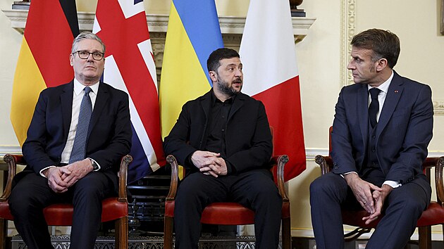 Britsk� premi�r Keir Starmer, ukrajinsk� prezident Volodymyr Zelenskyj a francouzsk� prezident Emmanuel Macron se setkali v pond�l� 8. prosince 2025 v s�dle britsk� vl�dy na Downing Street 10 v Lond�n�. (8. prosince 2025)