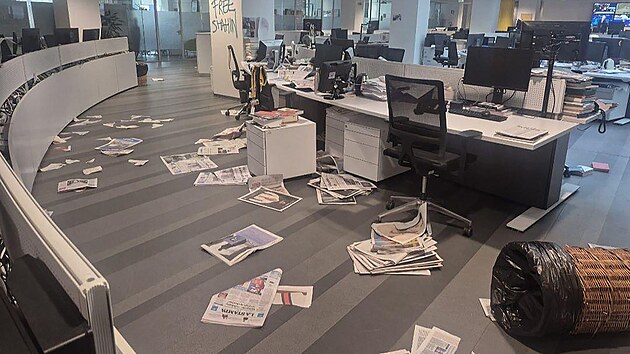 Skupina propalestinsk�ch protestuj�c�ch vnikla do tur�nsk�ho den�ka La Stampa, kde n�sledn� posprejovala zdi redakce a zni�ila tam�j�� vybaven�. (29. listopadu 2025)