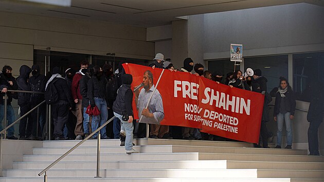 Propalestin�t� demonstrant� vtrhli do redakce tur�nsk�ho den�ku La Stampa na protest kv�li s�rii �l�nku o p�edstaviteli muslimsk� obce Mohamedu Shahinovi (29. listopadu 2025)