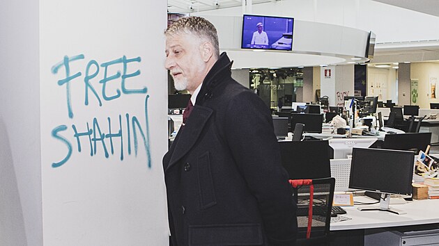 Italsk� ministr kultury Alessandro Giuli nav�t�vil s�dlo den�ku La Stampa, pot� co do n�j vnikli demonstranti a zni�ili tam�j�� vybaven�. (1. prosince 2025)