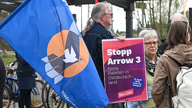 Demonstranti s vlajkami a transparenty protestuj� proti rozm�st�n� raketov�ho syst�mu Arrow 3 v bl�zkosti Holzdorfu. K protestu vyzvaly krajsk� organizace Levicov� strany v Sasku-Anhaltsku a Braniborsku. (13. dubna 2025)