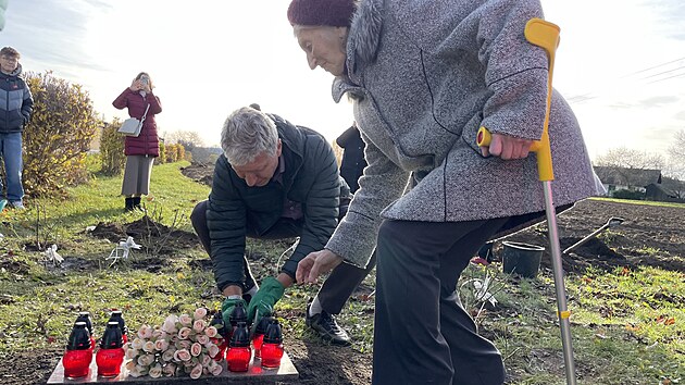 �ervenou r��i za svou babi�ku Marii ��ul�kovou vysadil syn Karel Dole�al. (3. prosince 2025)