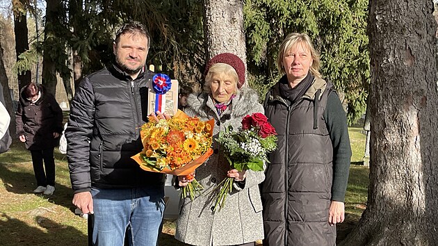 Starosta Chrudimi Franti�ek Piln� p�ijel Jarmile Dole�alov� osobn� pogratulovat s kytic�. (3. prosince 2025)