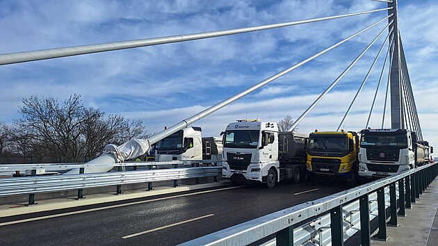 Zat�k�vac� zkou�ka lanov�ho mostu p�es Labe (12. listopadu 2025)