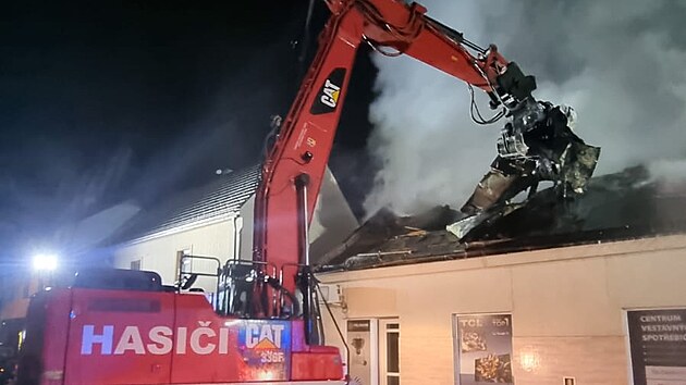 Psov rypadlo hasi rozebr stechu zasaenou porem. (5. prosince 2025)