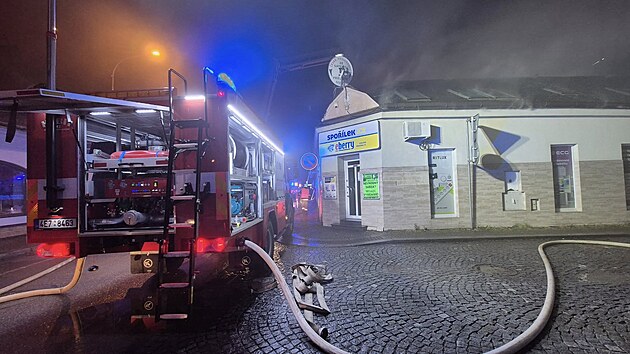 Rozshl por elektroprodejny v centru Hlinska. (4. prosince 2025)