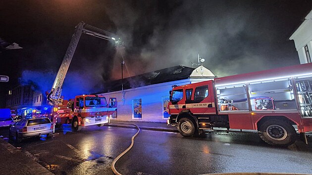 Rozshl por elektroprodejny v centru Hlinska. (4. prosince 2025)