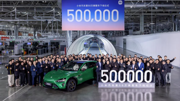 Za necel� dva roky se poda�ilo Xiaomi vyrobit p�l milionu automobil�, a to s velmi omezenou modelovou �adou. Xiaomi v sou�asn� dob� prod�v� sv� modely p�edev��m v ��n�, ale m� ambici�zn� v�vozn� c�le. Pot�k� se ale s �adou probl�m�, od poddimenzovan�ch brzd u n�kter�ch verz� p�es nehody s autopilotem, nefunk�n� kliky dve�� p�i hav�rii a� po softwarov� chyby a nespolehlivost. Jak se ��k�, pr�ce kvapn�, m�lo platn�