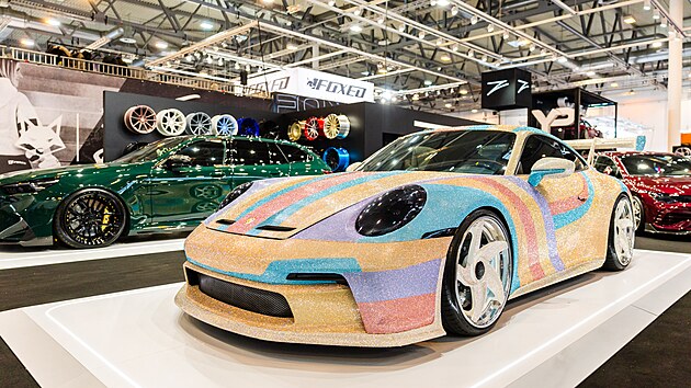 Porsche 911 GT3 RS (992) vy�perkovan� v�ce ne� milionem krystal�? Ano, to je ta prav� Essen Motor Show, kde se ��dn� meze nekladou.