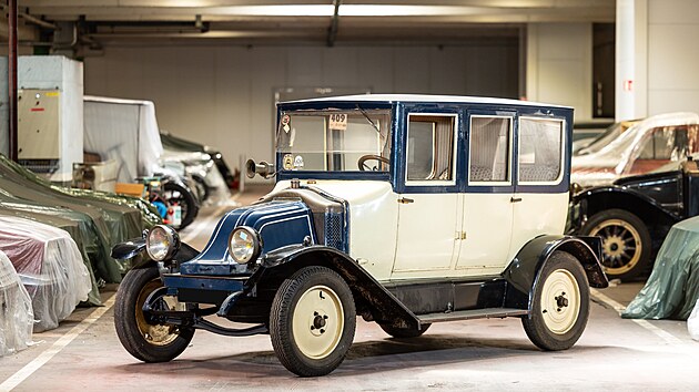 Na prvn�m pa��sk�m autosalonu po prvn� sv�tov� v�lce v ��jnu 1919 p�edstavil Renault nov� z�kladn� model, typ GS. Tento model s v�konem 10 kon� m�l �ty�v�lcov� motor o objemu 2,2 litru a levostrann� ��zen�.