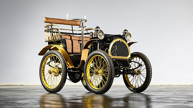 Replika typu A z roku 1898. Mal� otev�en� dvoum�stn� v�z poh�n�l vzduchem chlazen� jednov�lcov� motor De Dion Bouton, kter� byl d�ky �p��m�mu pohonu� spojen se zadn�mi koly bez �et�zu nebo �emene. Byl to prvn� s�riov� vyr�b�n� Renault, vyroben� v d�ln�ch z��zen�ch ve stejnou dobu v Billancourtu s finan�n� podporou Louisov�ch bratr� Marcela a Fernanda. 