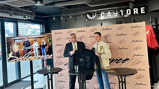 ��f Slavie Jaroslav Tvrd�k a z�lo�n�k Luk� Provod p�edstavili ve sl�vistick�m fanshopu m�dn� charitativn� kolekci Difference.